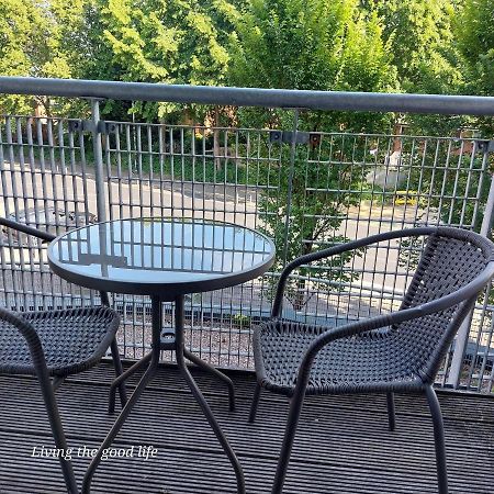 Апартаменты Balcony-View With Free And Secured Parking Манчестер Экстерьер фото