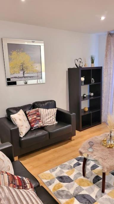 Апартаменты Balcony-View With Free And Secured Parking Манчестер Экстерьер фото