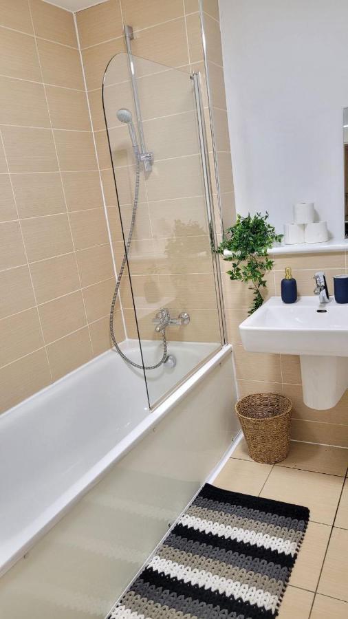 Апартаменты Balcony-View With Free And Secured Parking Манчестер Экстерьер фото