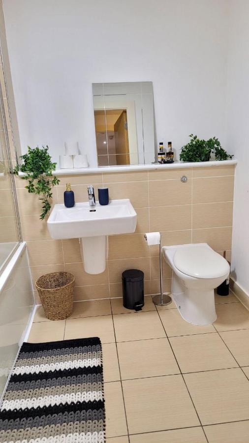 Апартаменты Balcony-View With Free And Secured Parking Манчестер Экстерьер фото